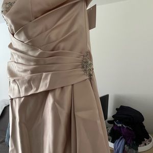 Women’s wedding Halter dress size 18 crème color never been worn.